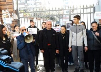 Shoku i Martin Canit, Luis Meçaj, merr pjesë në protestë për herë të parë