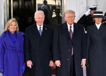 Foto/ Trump dhe Melania mbërrijnë në Shtëpinë e Bardhë, priten nga çifti Biden