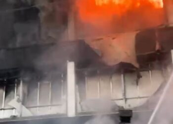 Përfshihet nga flakët një qendër tregtare në Vorë