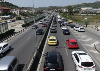 Trafik i rënduar në Durrës, kufizohen oraret e qarkullimit të mjeteve