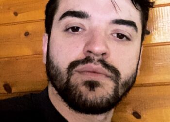 Plagoset me thikë këngëtari shkodran