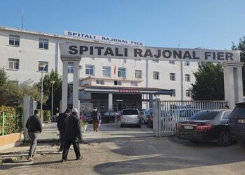 Urgjenca e Fierit në vështirësi, fluks i lartë pacientësh dhe mungesë mjekësh