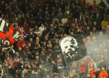 “Do t’ju mallkojë historia”/ Tifozët Kuq e Zi reagojnë për kampionatin me Serbinë