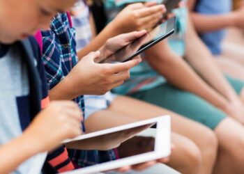 Korçë/ Shteti dështon sërish, të miturit terrorizohen me foto intime në Instagram