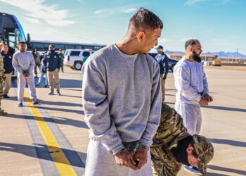 Anëtarët e bandës kriminale “Tren de Aragua” transferohen në Guantanamo