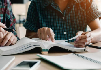 Statistikat: 47% e popullsisë mbi 15 vjeç në Shqipëri mezi shkruan dhe lexon