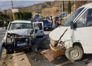 Aksident në Qerret, furgoni përplaset me kamionçinë