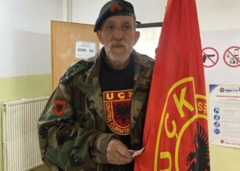 Kosovë/ Veterani voton me uniformën e UÇK
