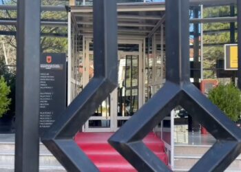 Gjykata e Korçës cakton masat për vajzat që denigronin adoleshentët me foto intime