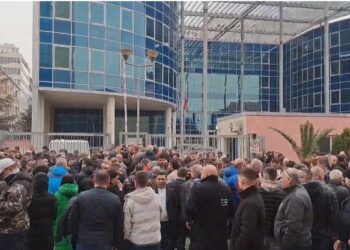 Shkelin ligjin, punonjësit e Bashkisë protestojnë para SPAK