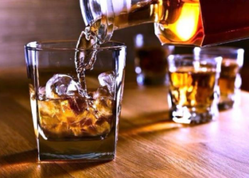 OBSH kërkon paralajmërim për kancerin në etiketat e alkoolit