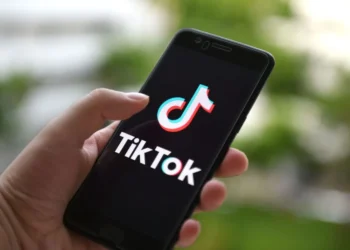 TikTok rikthehet në dyqanet e aplikacioneve të Apple dhe Google në SHBA