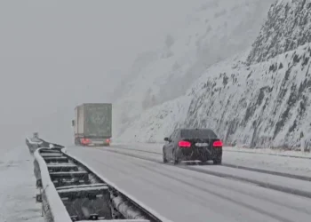 Dëbora i lë vendin ngricave, vështirësi në qarkullim në Bulqizë e Mat