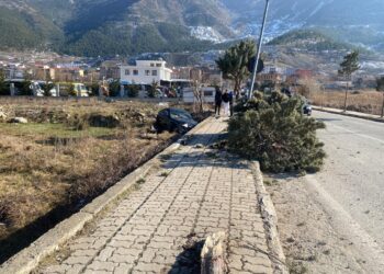 Aksident në Bulqizë, automjeti del nga rruga dhe përplas një grua