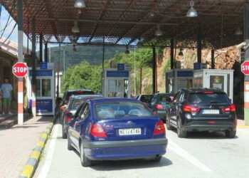 Kontrabandë në doganë, ç’u zbulua në makinë?