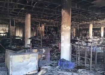 Përfshihet nga flakët një supermarket në Durrës