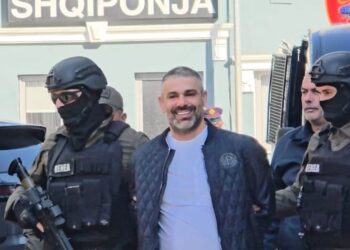 I buzëqeshur para kamerave, Safet Bajri mbërrin në Drejtorinë e Policisë së Tiranës