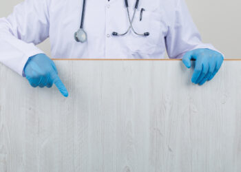 Spiralja e largimit të mjekëve nga Shqipëria, 40% duan të emigrojnë