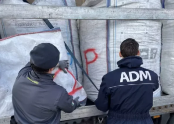 Skandali përsëritet, 58 tonë mbetje toksike kapen në Durrës, institucionet heshtin