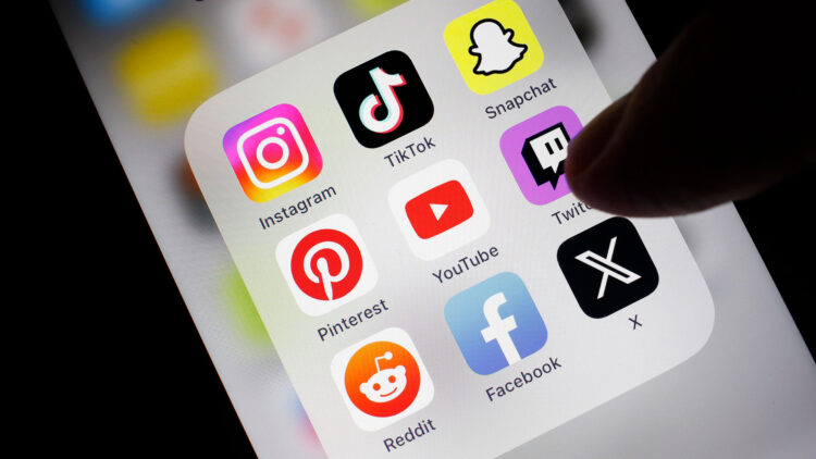 Symbolbild Social Media, Detailansicht eines Smartphones mit Apps für soziale Medien, Facebook, Twitter, Instagram, Tik Tok, Snapchat, Pinterest, YouTube, Twitch, Reddit, Deutschland, Europa