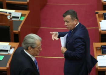 “Bundra luan edhe me Taon”, Berisha lexon mesazhet e “SKY” në Kuvend
