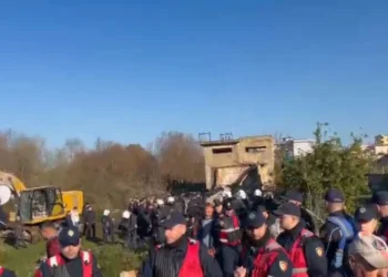 Protestë në Tragjas-Himarë/ Banorët kundërshtojnë shembjet nga IKMT