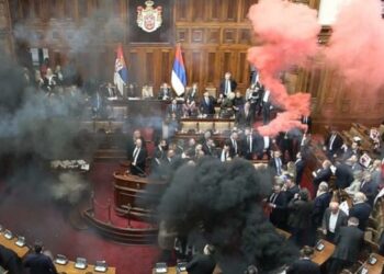 Tym, flakë dhe grushta, përplasje në parlamentin serb