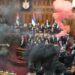 Tym, flakë dhe grushta, përplasje në parlamentin serb