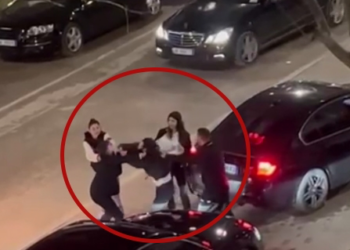 Sherr mes vajzash në Vlorë, ndalojnë makinat dhe përplasen në mes të rrugës