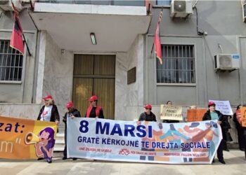 Durrës, marshim simbolik për 8 Marsin: Gratë dhe vajzat kundër dhunës gjinore