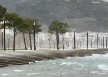 Moti i keq, kapiteneria e Portit të Vlorës ndalon lundrimet për disa kategori