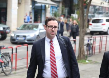 Avokati amerikan i Veliajt nuk lejohet të marrë pjesë në seancë