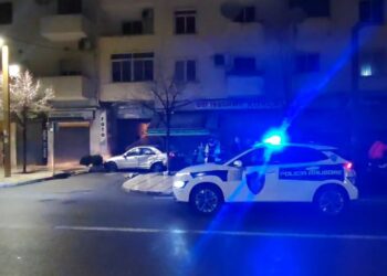 Durrës, e reja humb kontrollin e makinës, përfundon në hyrje të pallatit