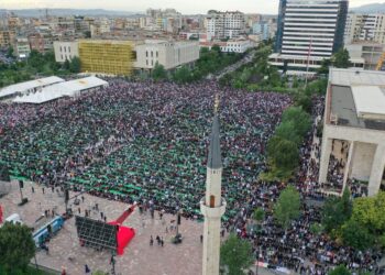 Kremtohet Fitër Bajrami, mijëra besimtarë falen në ‘Sheshin Skënderbej’!