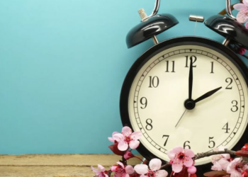 Sot u ndërrua ora, akrepat shkuan 60 minuta para