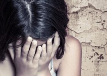 Përdorues droge, babai monstër dyshohet se abuzoi seksualisht me vajzën 3 vjeç