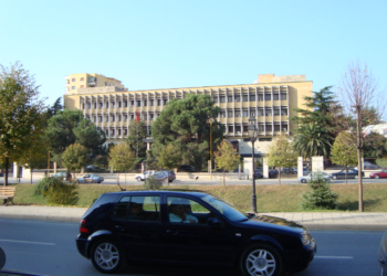 Punonjës i Ministrisë së Jashtme përplaset nga automjet, përfundon në spital