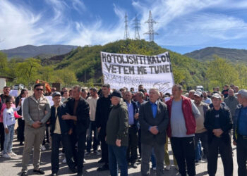 Banorët e Hotolishtit në protestë për rrugën