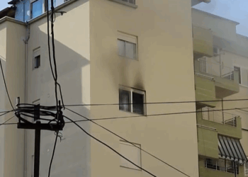 Shkrumbohet nga flakët një banesë në Fier