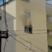 Shkrumbohet nga flakët një banesë në Fier