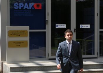 Abuzim me tendera/ Myzyri 3 orë në SPAK, merret në pyetje si person nën hetim