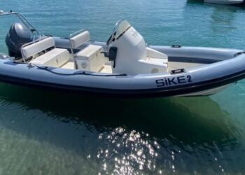 Dy gomone pa leje turistike bllokohen në Sarandë