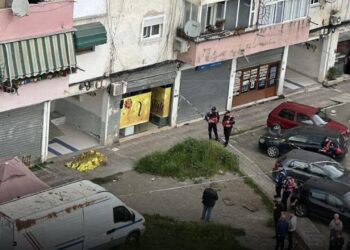 Hidhet nga kati i 8-të në Tiranë, ndërron jetë 60-vjeçarja