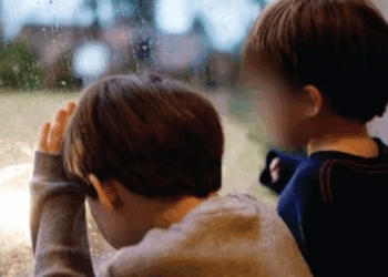 U largua nga banesa dhe braktisi fëmijën e mitur, e pëson 45-vjeçarja