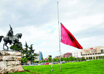 Në nderim të Papa Françeskut, Shqipëria në zi kombëtare