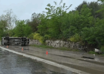Aksident në aksin Fier-Levan, shoferi përfundon në spital