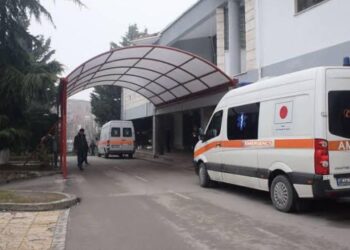 Përplasje në spitalin e Korçës, roja konfliktohet me pacientët dhe infermierin