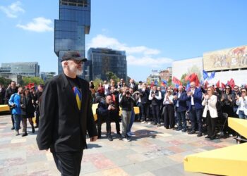 Hapja e fushatës së PS, ironizon gazetari: U fol për tema që shqetësojnë njerëzit