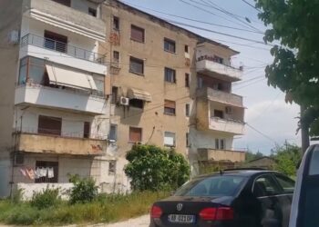 Banorët në Kuçovë në rrezik: Pallati 45-vjeçar kërcënon të shembet