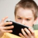 Autizmi virtual : Fëmijët vonohen në të folur nga përdorimi i celularëve